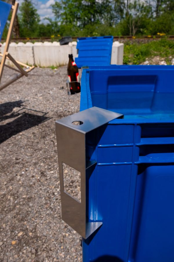Sonnenschirmhalter aus Edelstahl an blauer Bigbox