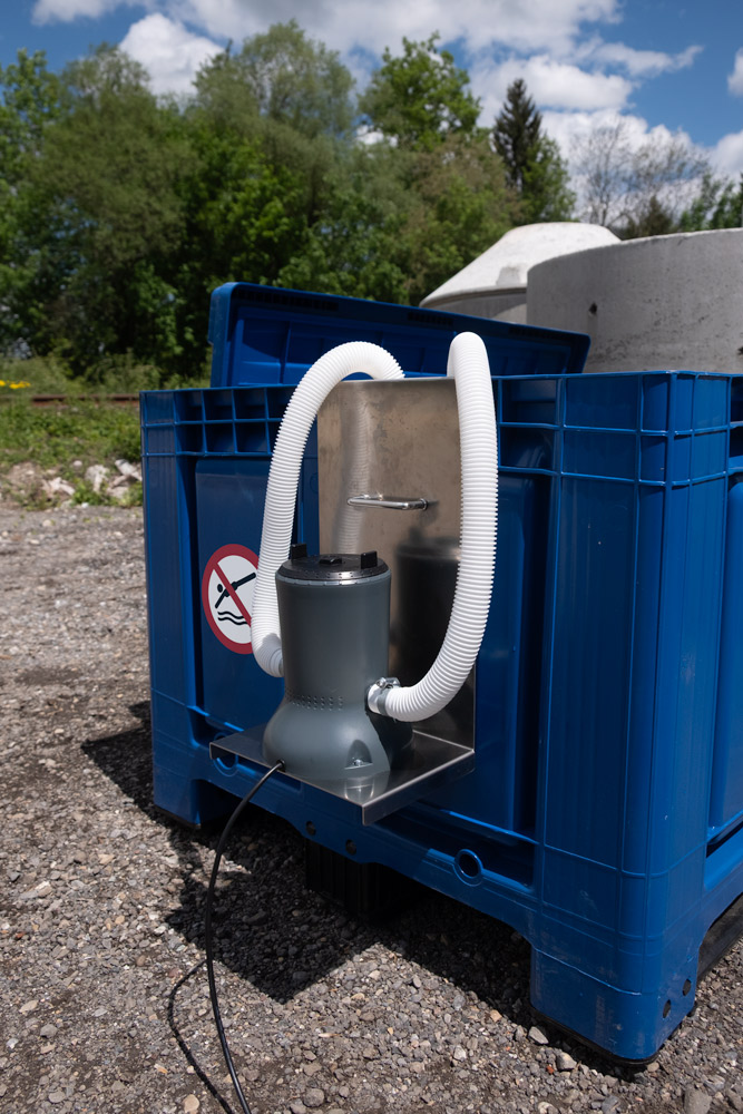 Kartuschenfilter mit integrierter Pumpe und Halterung aus Edelstahl Workerpool-System.