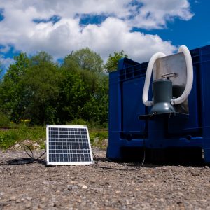 Kartuschenfilter mit integrierter Pumpe und angeschlossenem Solarpanel am Workerpool-System.