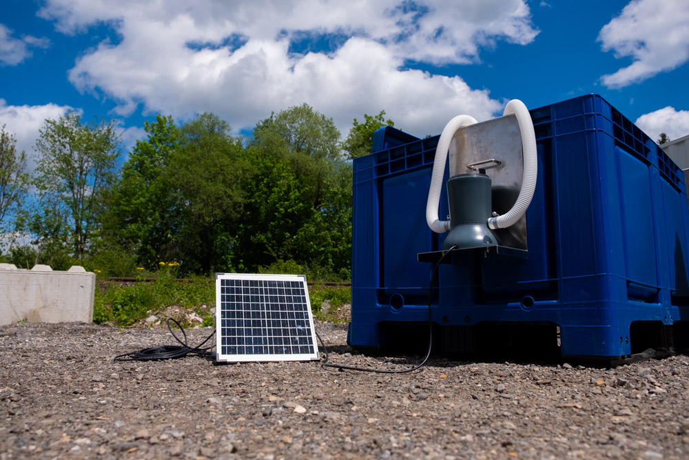 Kartuschenfilter mit integrierter Pumpe und angeschlossenem Solarpanel am Workerpool-System.