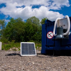 Kartuschenfilter mit integrierter Pumpe und angeschlossenem Solarpanel am Workerpool-System.