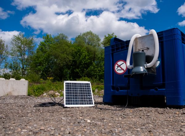 Kartuschenfilter mit integrierter Pumpe und angeschlossenem Solarpanel am Workerpool-System.