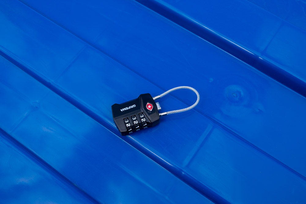 Zahlenschloss für den Workerpool auf blauem Bigbox-Auflagedeckel