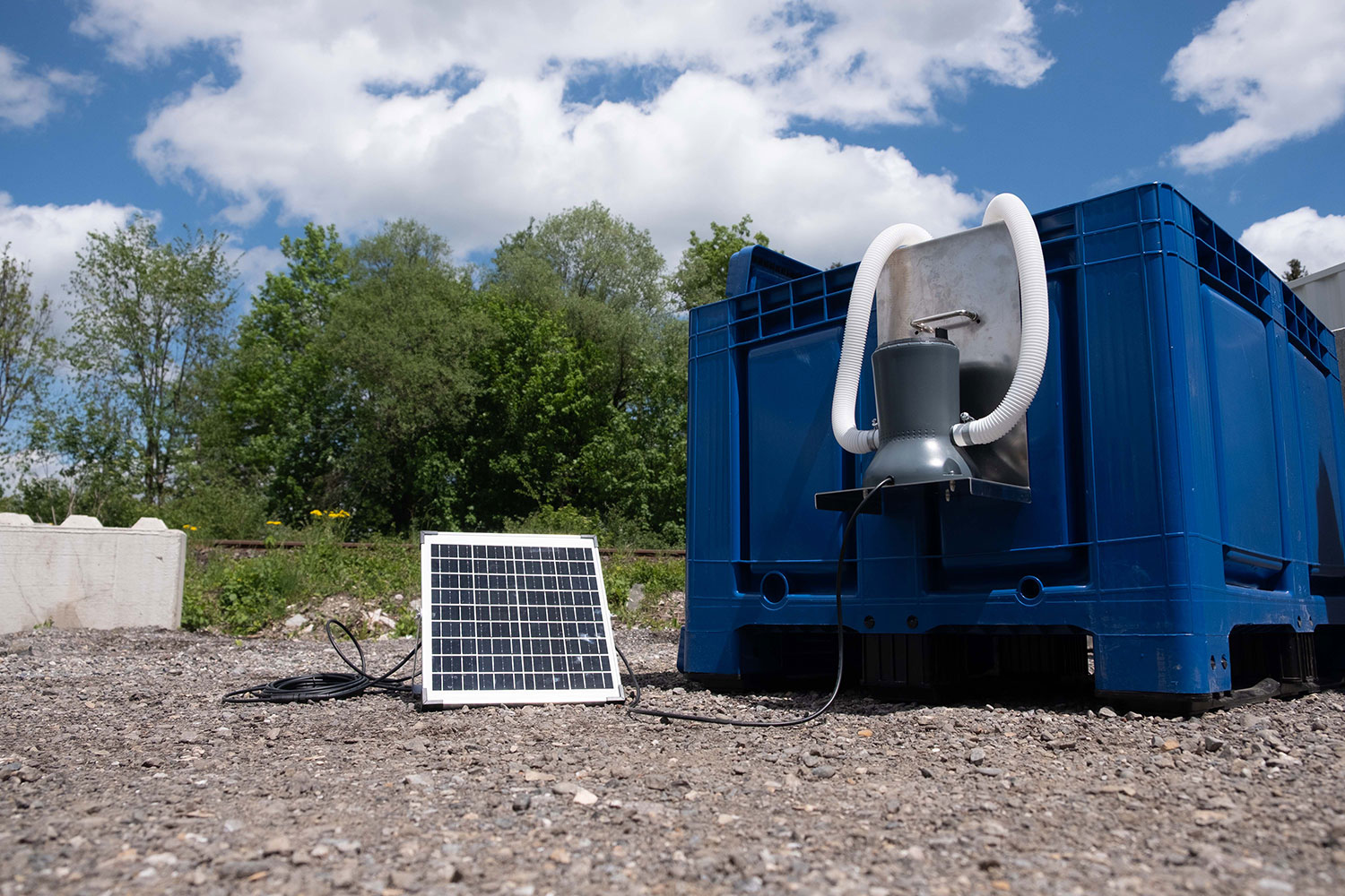 Kartuschenfilter mit integrierter Pumpe und angeschlossenem Solarpanel am Workerpool-System.